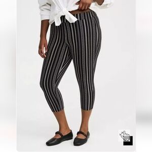 🆕️🌸TORRID STRIPED FLORAL CAPRI LEGGINGS🌸